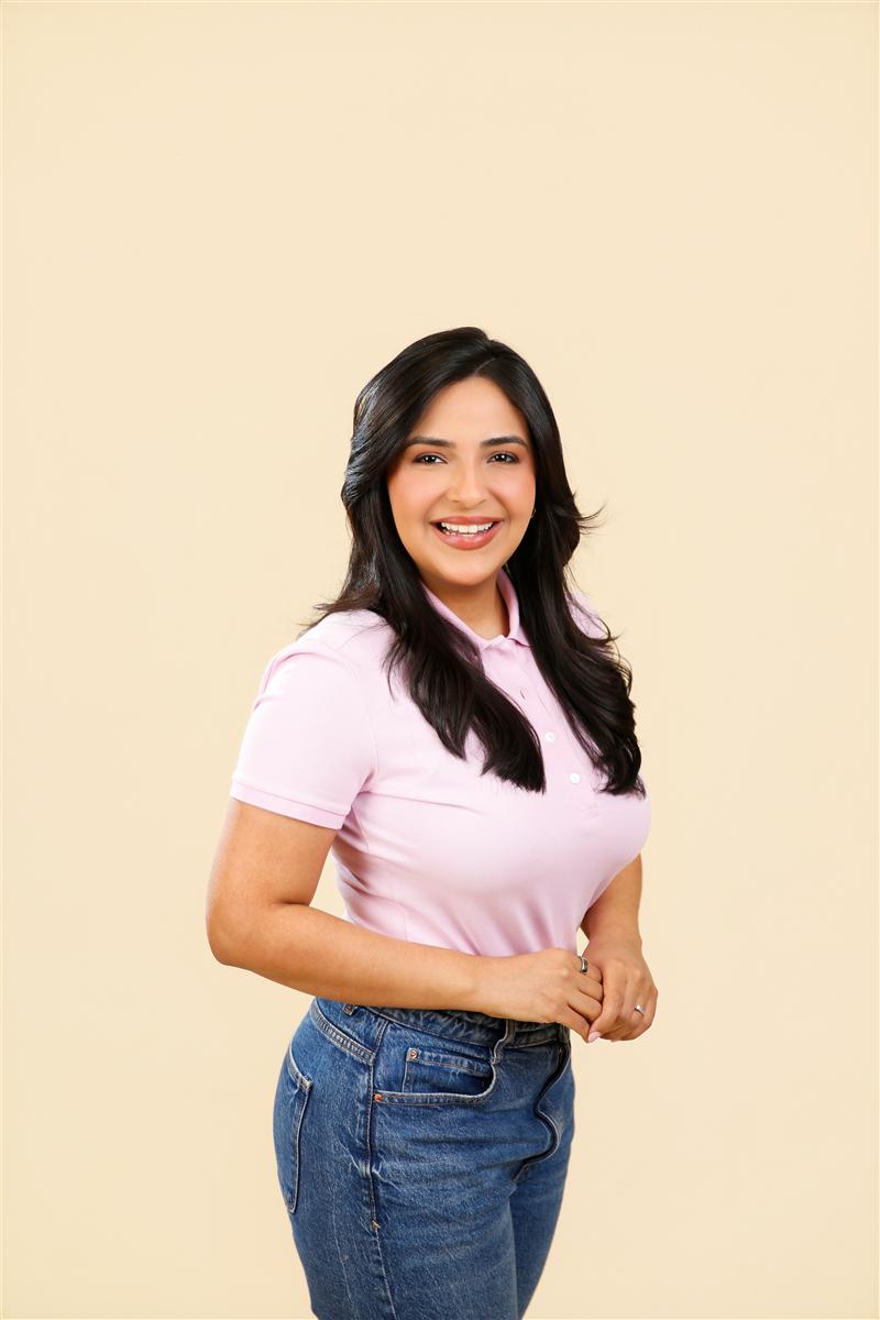 Thaysa Lippy sorrindo, de camisa polo rosa